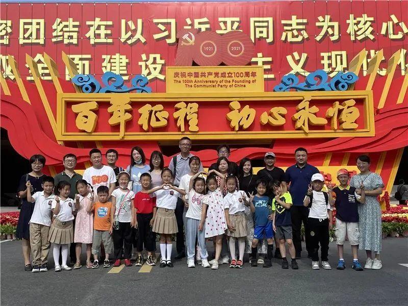 蔡徐坤机场皮衣造型释出，你觉得他的时尚感如何？